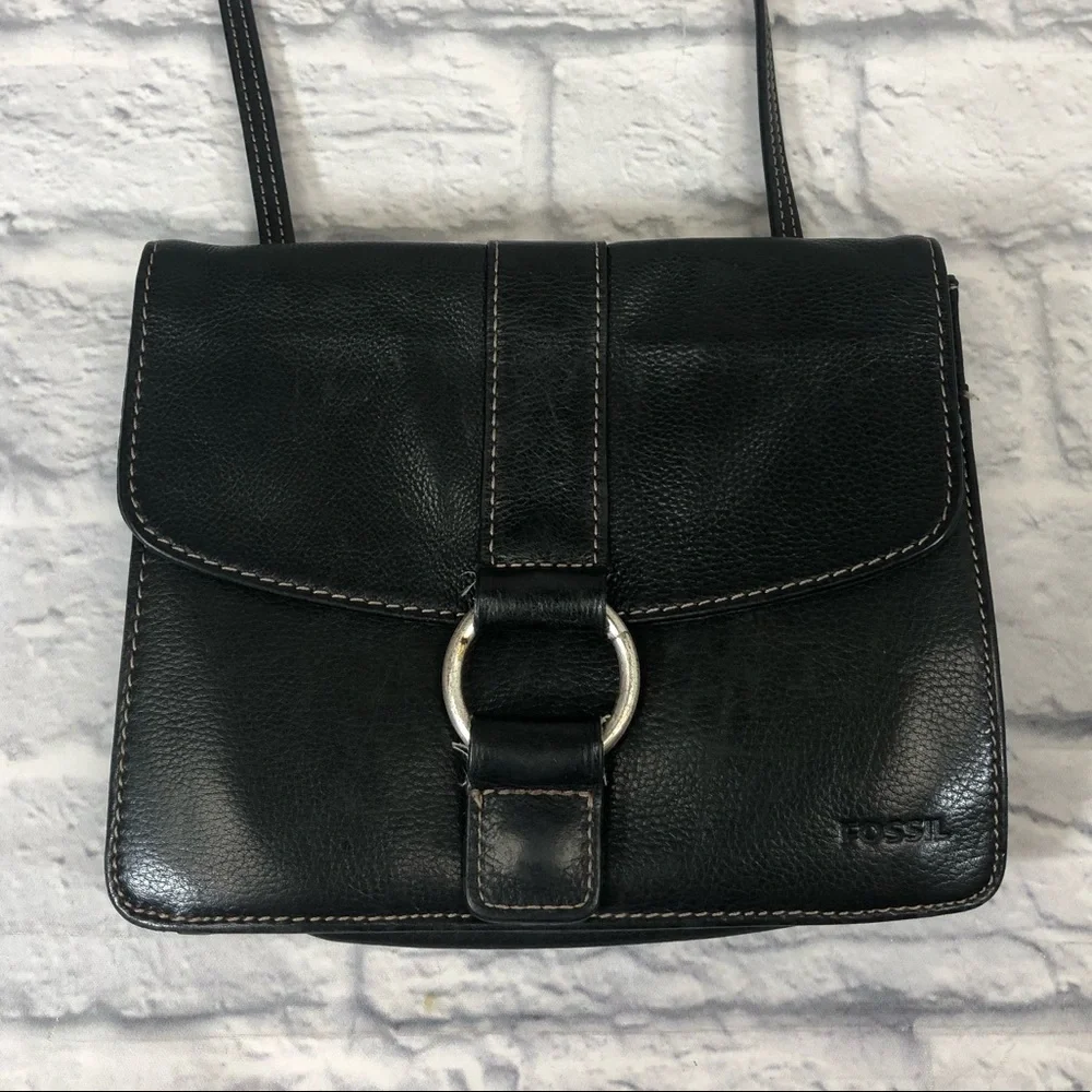 Fossil Vintage Leather Crossbody Shoulder Bag. Black pockets Zip Snap close